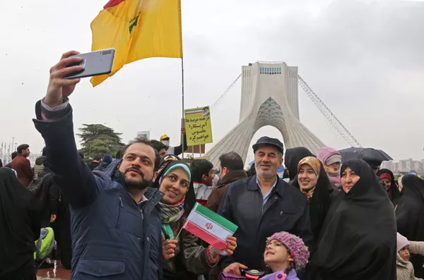 ایرانی ها در میدان آزادی تهران در مراسم 40 سالگی انقلاب اسلامی سلفی می گیرند ایرانی ها در میدان آزادی تهران در مراسم 40 سالگی انقلاب اسلامی سلفی می گیرند - اسپوتنیک ایران