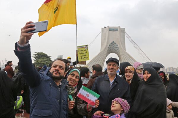 ایرانی ها در میدان آزادی تهران در مراسم 40 سالگی انقلاب اسلامی سلفی می گیرند - اسپوتنیک ایران  