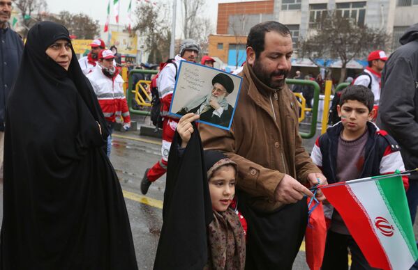 دختر ایرانی با عکس رهبر ایران در مراسم 40 سالگی انقلاب اسلامی - اسپوتنیک ایران  