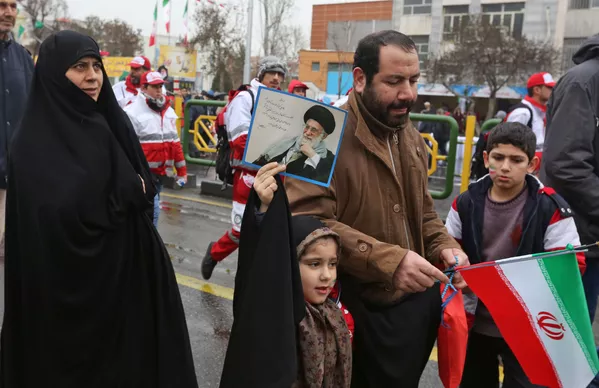 دختر ایرانی با عکس رهبر ایران در مراسم 40 سالگی انقلاب اسلامی دختر ایرانی با عکس رهبر ایران در مراسم 40 سالگی انقلاب اسلامی - اسپوتنیک ایران
