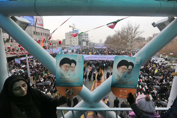 ایرانی ها در راه پیمایی به مناسبت 40 سالگی انقلاب اسلامی ایران - اسپوتنیک ایران  