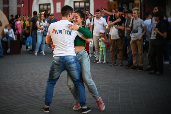 زوج توریست در خیابانی در کازان می رقصند - اسپوتنیک ایران  