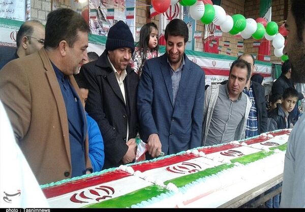 کیک ۴۰ متری در اسلامشهر به مناسبت ۴۰ سالگی انقلاب اسلامی کیک ۴۰ متری در اسلامشهر به مناسبت ۴۰ سالگی انقلاب اسلامی - اسپوتنیک ایران