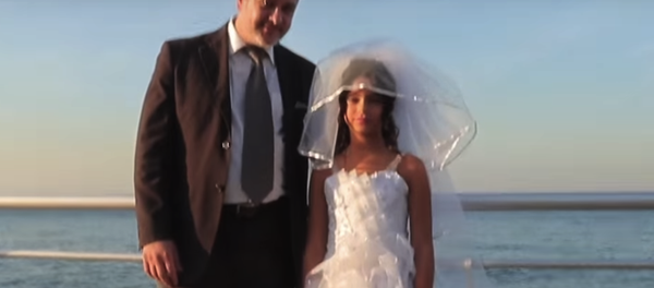 جنجال ازدواج دختر ۱۱ ساله ایلامی با مرد ۵۰ ساله +ویدئو، عکس جنجال ازدواج دختر ۱۱ ساله ایلامی با مرد ۵۰ ساله +ویدئو، عکس - اسپوتنیک ایران