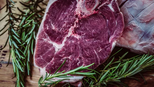 گوشت قرمز یکی از عوامل بروز سرطان
