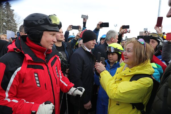 رئیس جمهور روسیه با مردم در ارتفاعات اسکی سوچی صحبت می کند - اسپوتنیک ایران  