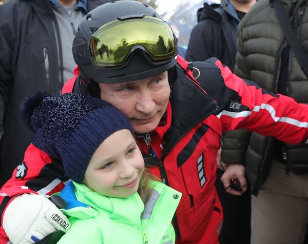 رئیس جمهور روسیه با دختر بچه ای در ارتفاعات سوچی عکس می گیرد - اسپوتنیک ایران  