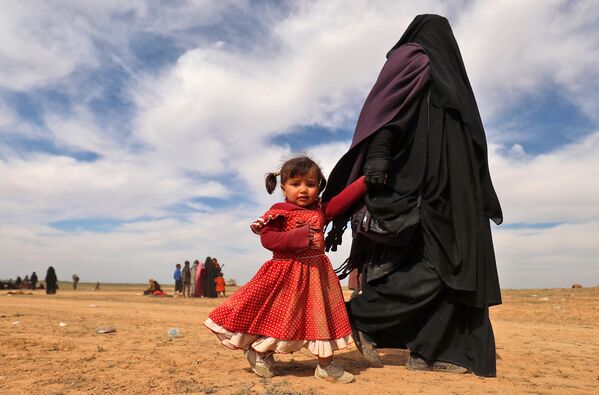 پناهجو و دخترش در سوریه - اسپوتنیک ایران  