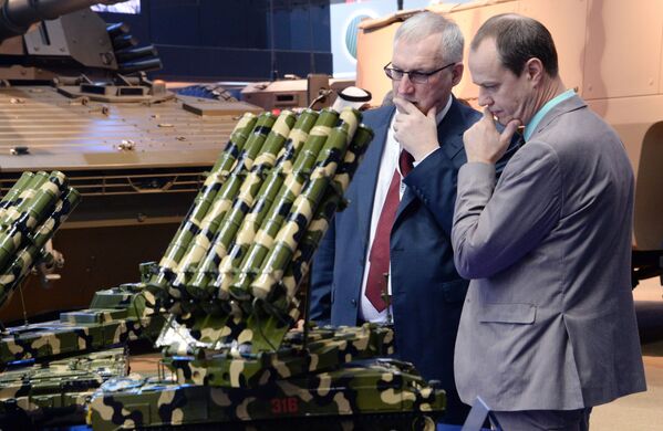 نمایشگاه بین المللی تسلیحات در امارات متجده عربی-نمایندگان «الماز آنتی» روسیه - اسپوتنیک ایران  