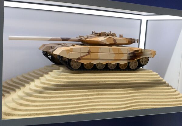نمایشگاه بین المللی تسلیحات در امارات متجده عربی-ماکت تانک «ت-90ام اس» روسیه - اسپوتنیک ایران  
