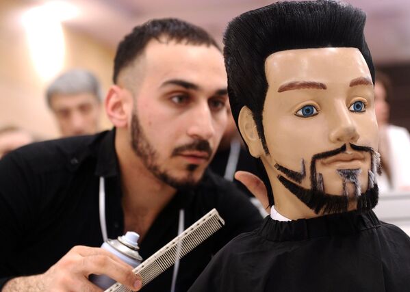 شرکت کننده مسابقه، موهای مانکن را کوتاه می کند - اسپوتنیک ایران  