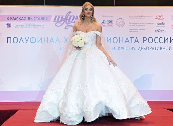 مدل با لباس عروس در مسابقات قهرمانی آرایشگری در روسیه - اسپوتنیک ایران  