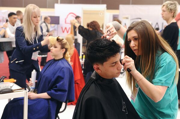 شرکت کنندگان مسابقه قهرمانی آرایشگری در روسیه - اسپوتنیک ایران  