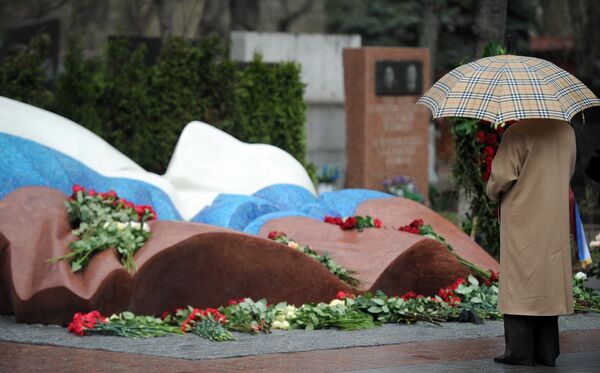 باریس یلسین در قبرستان نوودویچ در مسکو - اسپوتنیک ایران  