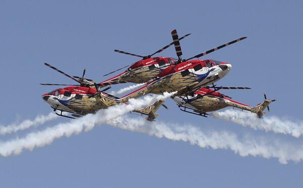 بالگردهای Dhruv نیروی هوایی هند  در حال انجام حرکات نمایشی در افتتاحیه نمایشگاه هوایی  آیرو ایندیا  2019 - اسپوتنیک ایران  