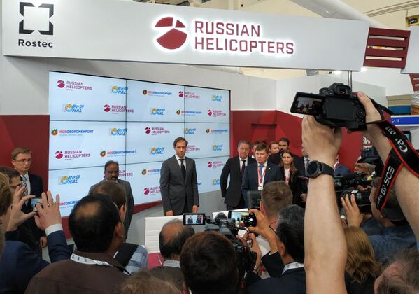 مراسم امضای قرارداد بین شرکت بالگرد روسیه و شرکت های هندی در نمایشگاه هوایی  آیرو ایندیا  2019 - اسپوتنیک ایران  