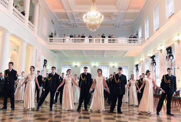 مجلس رقص دانشجویان افسری کل روسیه  به افتخار میهن - اسپوتنیک ایران  