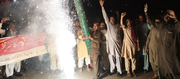 حامیان حزب دموکرات پاکستان در کراچی، شادمان از هدف قرار گرفتن جنگنده هندی از سوی نیروی هوایی پاکستان حامیان حزب دموکرات پاکستان در کراچی، شادمان از هدف قرار گرفتن جنگنده هندی از سوی نیروی هوایی پاکستان - اسپوتنیک ایران