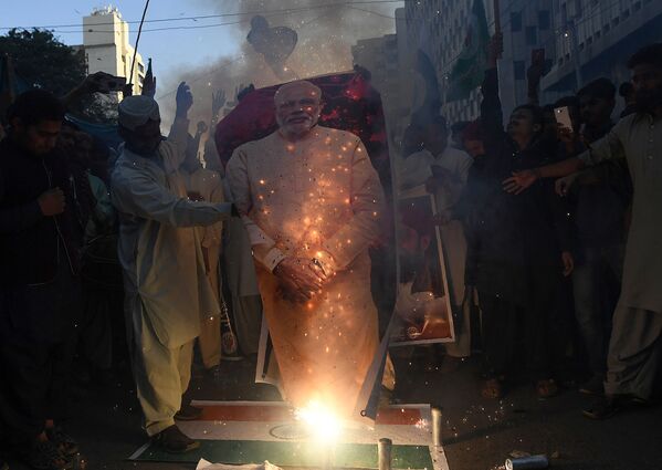 تظاهرات کنندگان در کراچی، تصویر نخست وزیر هند را آتش کشیدند - اسپوتنیک ایران  