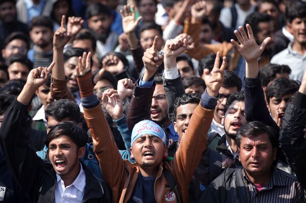 تظاهرات اعضای سازمان دانشجویی Jamiat Talaba Islam در اعتراض به حادثه هدف فرار کرفتن جنگنده هند - اسپوتنیک ایران  