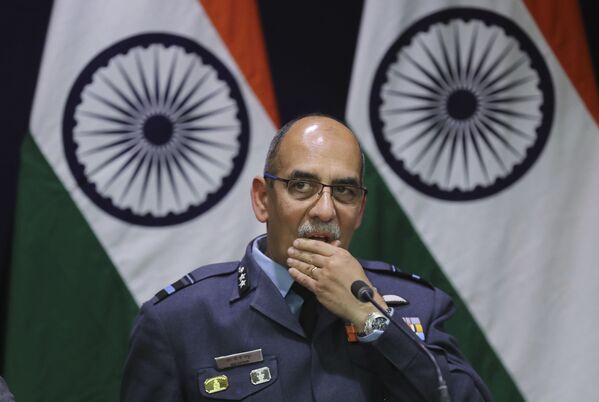 کنفرانس خبری معاون فرمانده نیروی هوایی هند درباره هدف فرار کرفتن جنگنده این کشور از سوی پاکستان - اسپوتنیک ایران  