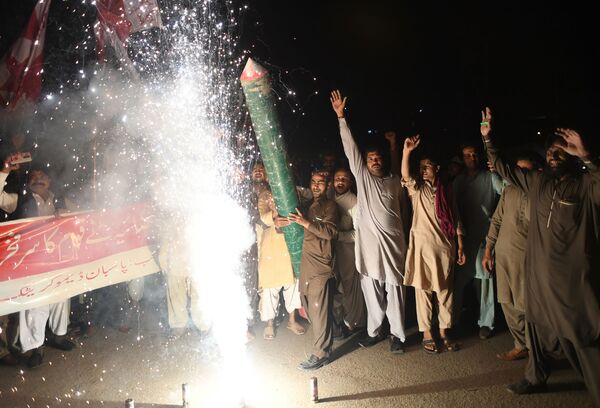 حامیان حزب دموکرات پاکستان در کراچی، شادمان از هدف قرار گرفتن جنگنده هندی از سوی نیروی هوایی پاکستان - اسپوتنیک ایران  