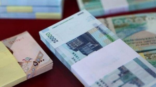 عابر بانکی در ایران به جای اسکناس های 10 هزاری، چک پول 50 هزاری می دهد - اسپوتنیک ایران  