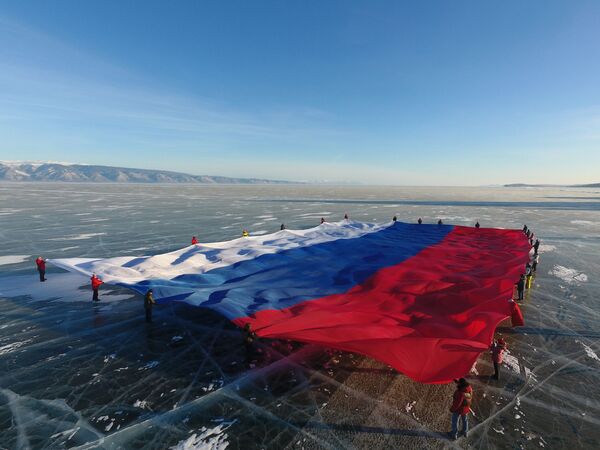 پرچم روسیه بر روی یخ دریاچه بایکال - اسپوتنیک ایران  