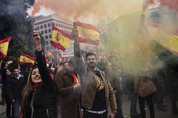 شرکت کنندگان در تظاهرات وحدت اسپانیا در مادرید - اسپوتنیک ایران  