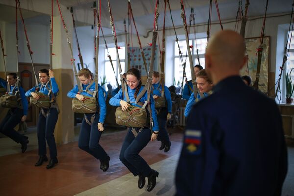 دختران دانشجوی افسری در کلاس تمرین پرواز در آموزشگاه عالی هوایی نظامی کراسنودار - اسپوتنیک ایران  