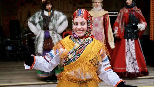 هنرمندان در زمان اجرای نمایش در جشن ماسلنیتسا در مسکو - اسپوتنیک ایران  