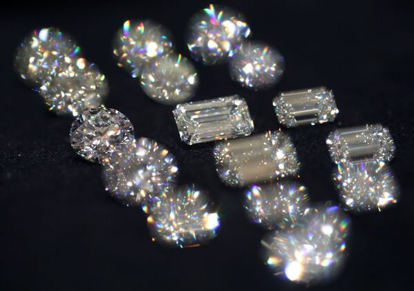 الماس های بریلیان در دستان مرکز فنی شرکت آلروسا در روسیه - اسپوتنیک ایران  