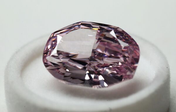 الماس صورتی به وزن 14.83 قراط - اسپوتنیک ایران  