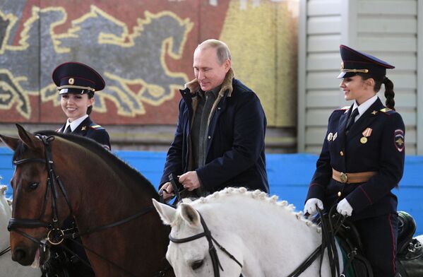 ولادیمیر پوتین در زمان دیدار از واحد ضربتی پلیس وزارت کشور روسیه در مسکو - اسپوتنیک ایران  
