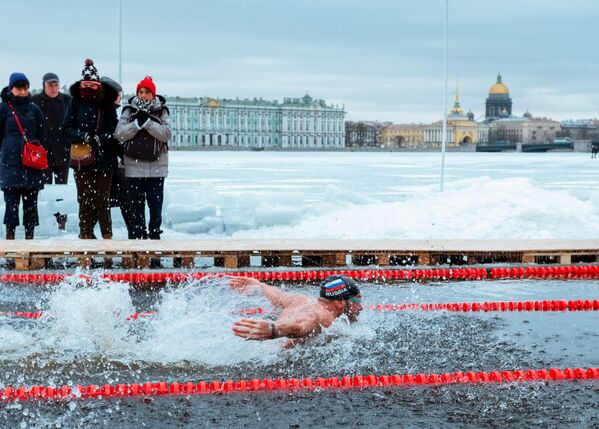 شرکت کننده مسابقه شنای زمستانی جام نوای بزرک در سن پیترزبورگ - اسپوتنیک ایران  