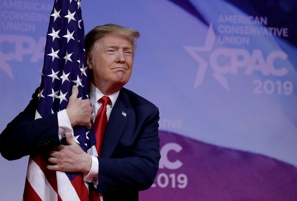 دونالد ترامپ با پرچم آمریکا - اسپوتنیک ایران  