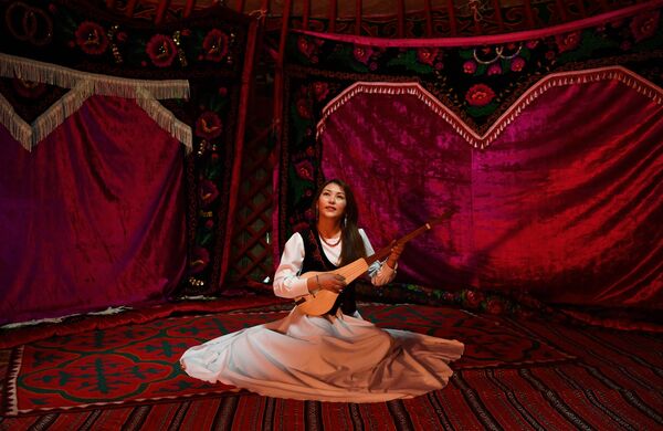 دختر نوازنده در جشن کلاه «آک کالپاک» در مسکو - اسپوتنیک ایران  