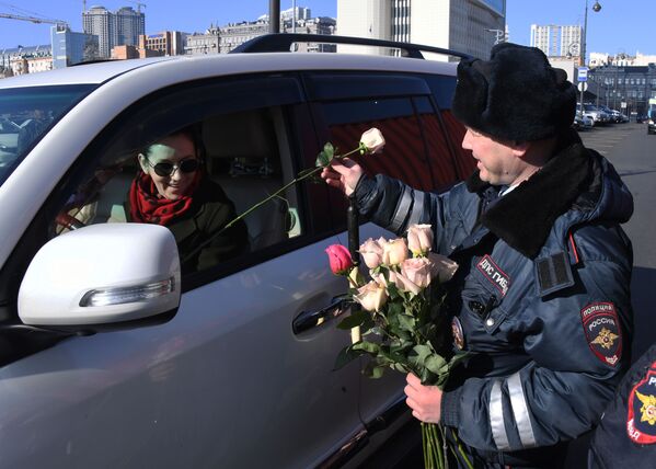 هدیه پلیس راهنمایی شهر کراسنادار روسیه به رانندگان زن در روز زن - اسپوتنیک ایران  