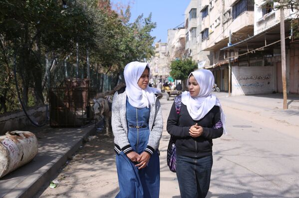 دانش آموزان دبیرستانی در شهر غزه - اسپوتنیک ایران  