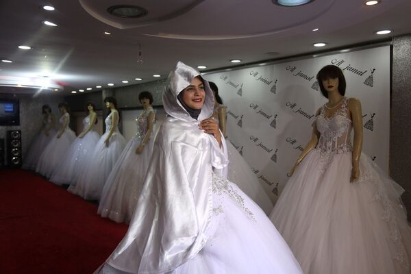 دانش آموز فلسطینی 18 ساله لباس عروسی را امتحان می کند - اسپوتنیک ایران  