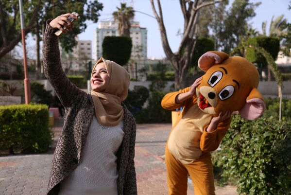 دانش آموز فلسطینی در پارک شهر غزه سلفی می گیرد - اسپوتنیک ایران  