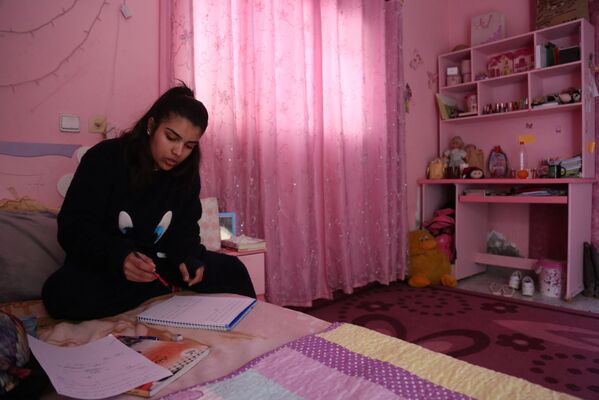 دانش آموز فلسطینی در اتاقش مشغول حل تمرین های مدرسه - اسپوتنیک ایران  