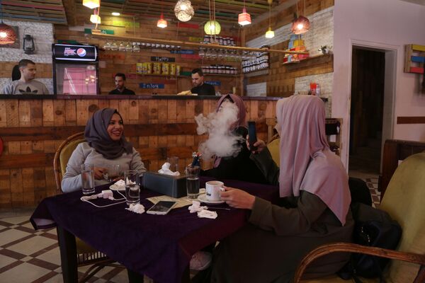 دانش آموز فلسطینی به همراه دوستانش در کافه ای در شهر غزه - اسپوتنیک ایران  
