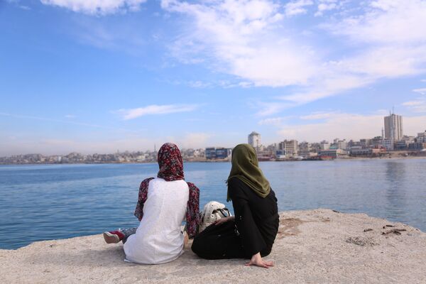 دختر 23 ساله فلسطینی و دوستش کنار دریا - اسپوتنیک ایران  