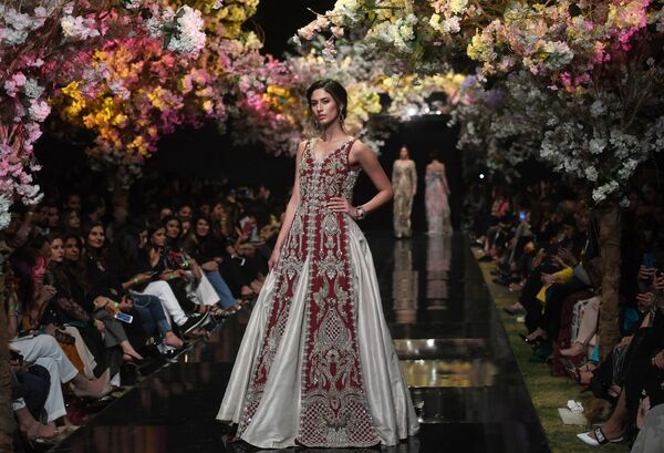 مدل‌ها لباس‌های طراحی شده توسط طراح پاکستانی ثنا صفی‌ناز را در روز اول هفته مد پاکستان به نمایش گذاشتند. - اسپوتنیک ایران  