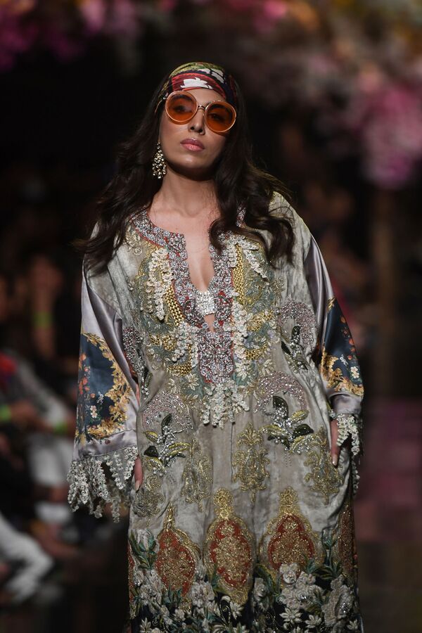 مدل‌ها لباس‌های طراحی شده توسط طراح پاکستانی ثنا صفی‌ناز را در روز اول هفته مد پاکستان به نمایش گذاشتند. - اسپوتنیک ایران  