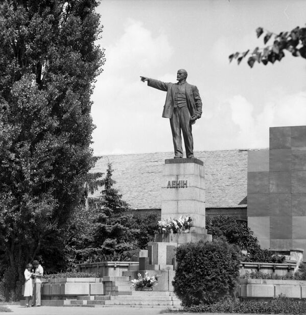 زوج عاشق در کنار مجسمه لنین در اوکراین سال ۱۹۸۳ - اسپوتنیک ایران  