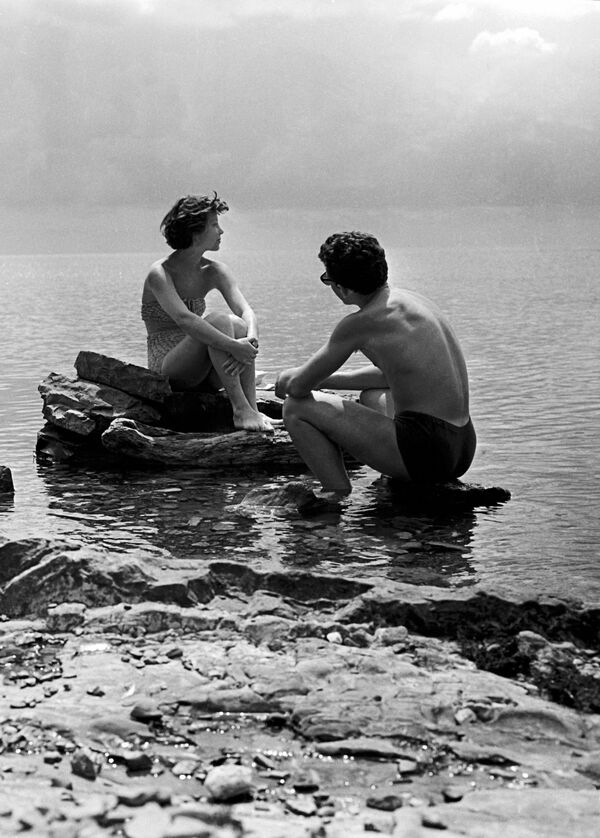 دانشجویان دانشکده مسکو در حال استراحت در ساحل دریای سیاه ، سال ۱۹۵۹ - اسپوتنیک ایران  