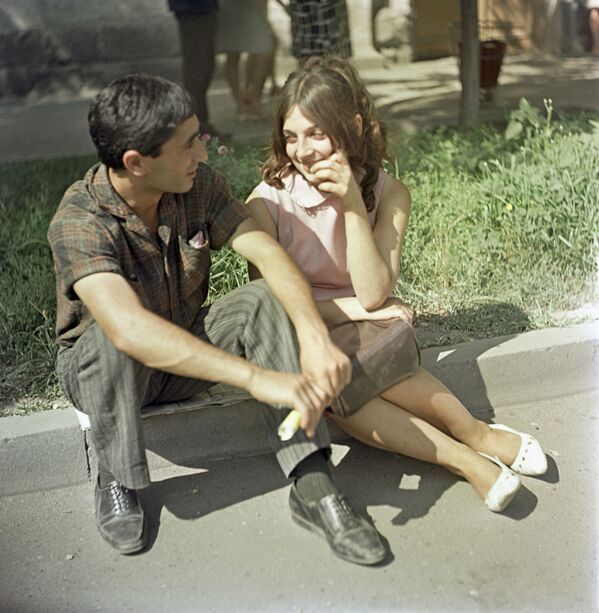 زوج جوان در حال گردش در ارمنستان سال ۱۹۶۹ - اسپوتنیک ایران  