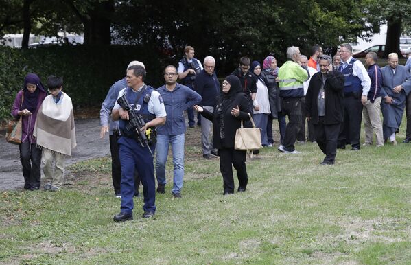 تجمع پلیس و مردم در محل تیراندازی در مسجد نور در کرایستچرچ، نیوزیلند - اسپوتنیک ایران  